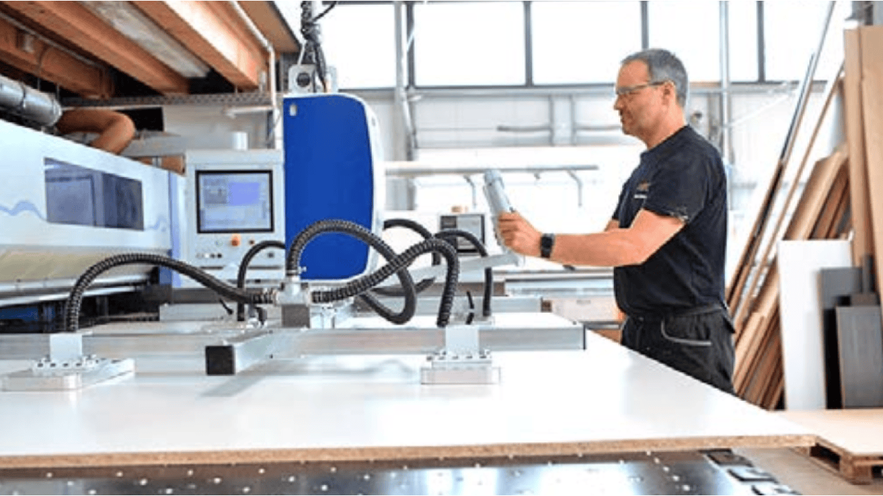 Beladung einer CNC-Bearbeitungsmaschine mit dem VacuMaster Wood Comfort